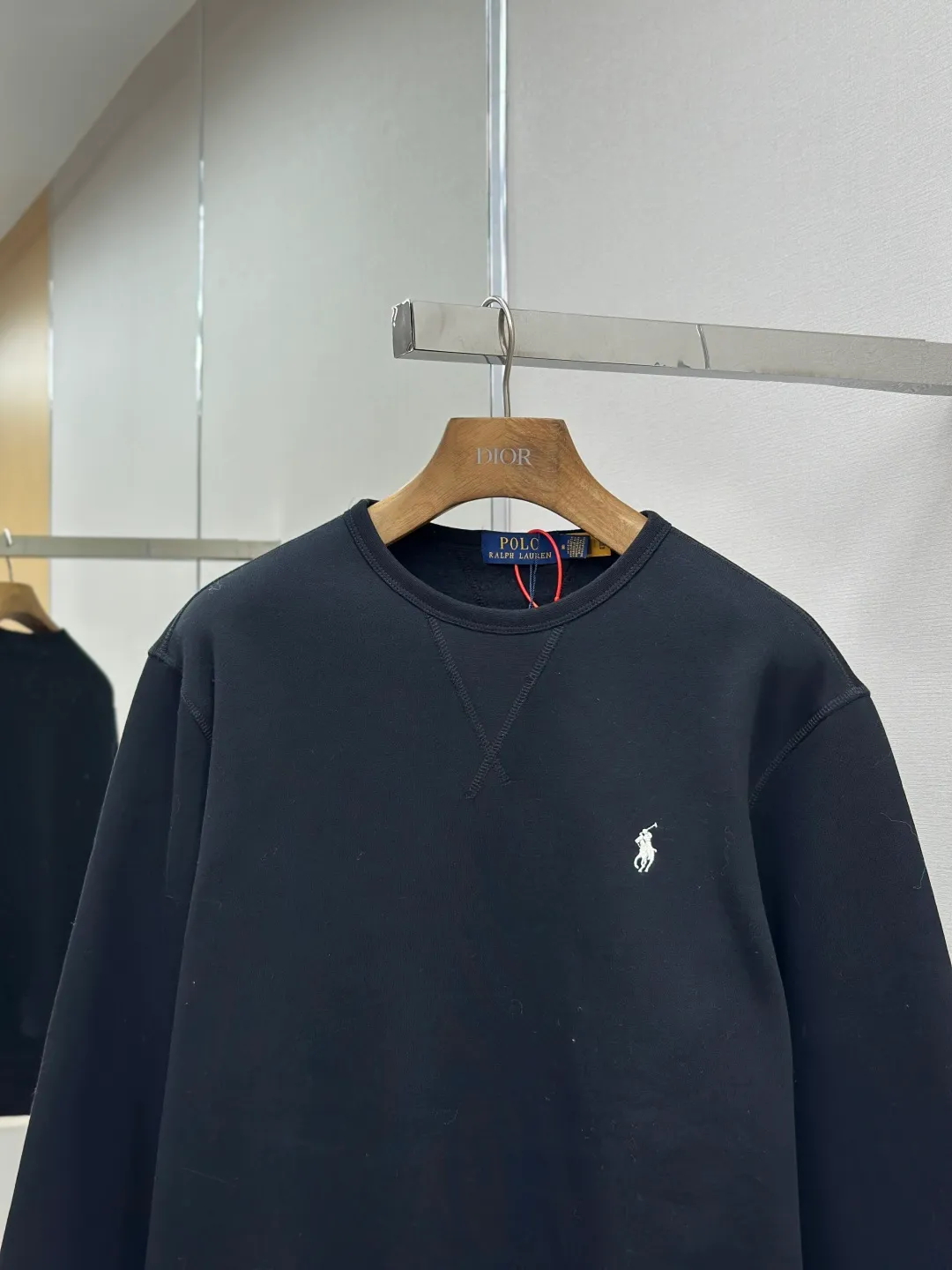 P290 [Same-origin fabric, exclusive new style, first choice for old money] Ralph Laure Ralph Lauren embroidered long-sleeved sweatshirt is made of cotton blended fabric, which is soft and tough to the touch. It has been finely spun and pre-shrunk, making it comfortable to the touch and not easy to deform. You don’t have to worry about shrinkage or pilling for daily wear and washing, and the texture is stable and online! The pony embroidery on the chest, despite the small size, has fine stitches and every stitch is perfectly stitched. The embroidery thread is pure in color and high in fastness. It is simple and high-end, highlighting the brand's iconic exquisite craftsmanship! The neckline is a classic round neck design, with an exquisite small V-shaped splicing design at the bottom. The workmanship is particularly neat, and the stitching in the circle is straight and even, without any distortion. It will not become loose and deformed after being worn for a long time. It fits the neck without being tight, and it is full of comfort! Scan the QR code on the label to enter the official website directly! It’s like adding an “identity pass” to clothes, and the quality is directly visualized ‼ ️ Size: S-XL
